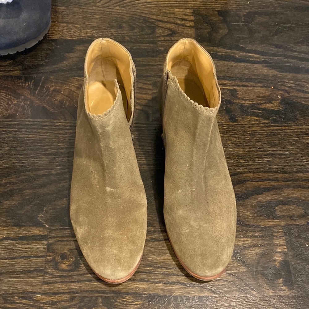 JACK RODGERS GREEN SUEDE BOOTIES. SIZE 7.